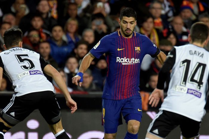 Striker FC Barcelona, Luis Suarez (tengah), berduel dengan bek Valencia, Gabriel Paulista (kiri) dan Jose Gaya, dalam laga leg kedua semifinal Copa del Rey di Stadion Mestalla, Valencia, Spanyol, pada 8 Februari 2018.