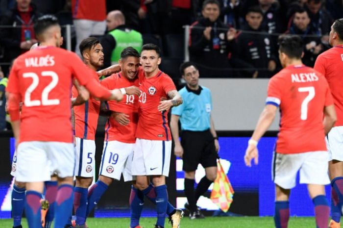 Para pemain Cile merayakan gol Marcos Bolados (tengah) ke gawang Swedia dalam laga uji coba di Friends Arena, Solna, 24 Maret 2018.