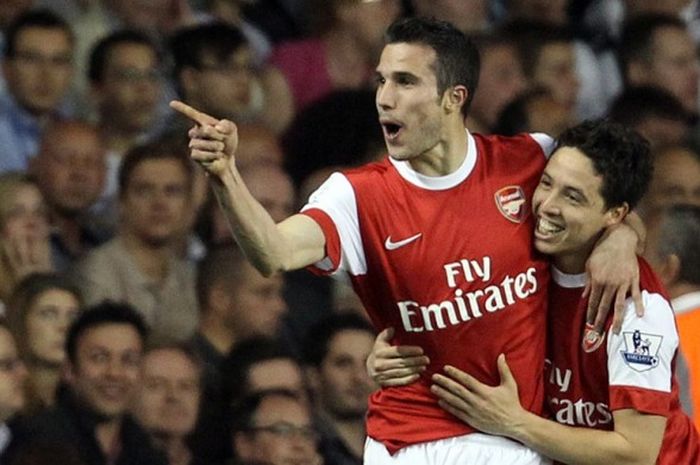  Robin van Persie (kiri) merayakan gol ke gawang Tottenham bersama Samir Nasri di White Hart Lane, London, pada 20 April 2011. 