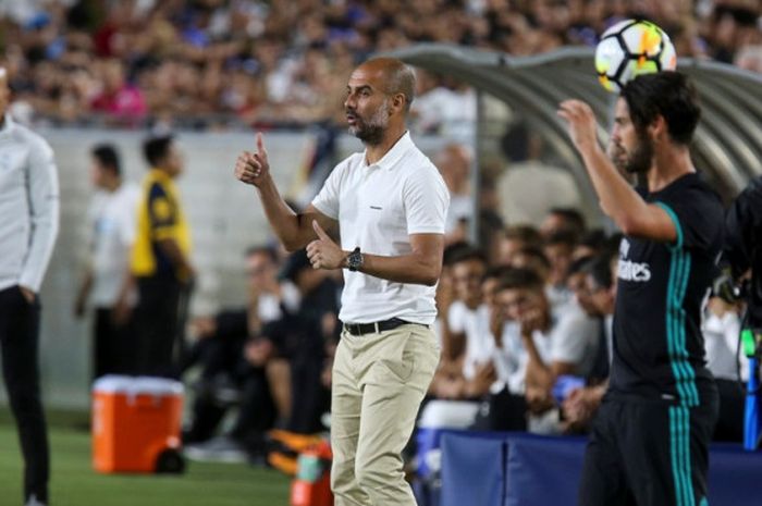 Manajer Manchester City, Josep Guardiola, memberikan instruksi kepada anak-anak asuhnya dalam laga International Champions Cup kontra Real Madrid di Los Angeles Memorial Coliseum, Amerika Serikat, pada 26 Juli 2017.