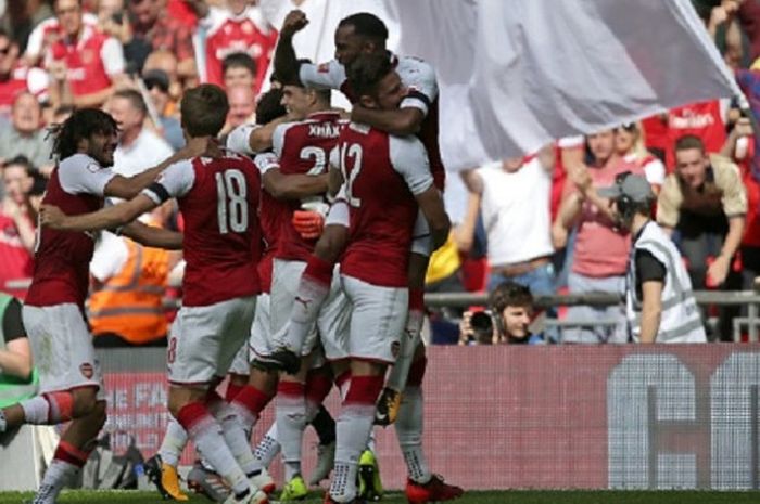 Para pemain Arsenal merayakan kemenangan atas Chelsea pada laga Community Shield 2017 di Wembley, Minggu (6/8/2017). 