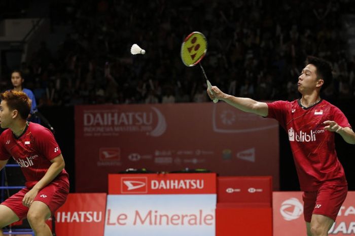 Pasangan ganda putra nasional, Marcus Fernaldi Gideon/Kevin Sanjaya Sukamuljo, saat menjalani laga melawan Chen Hung Ling/Wang Chi-lin pada babak perempat final turnamen Indonesia Masters 2018 yang digelar di Istora Senayan, Jakarta, Jumat (26/1/2018).