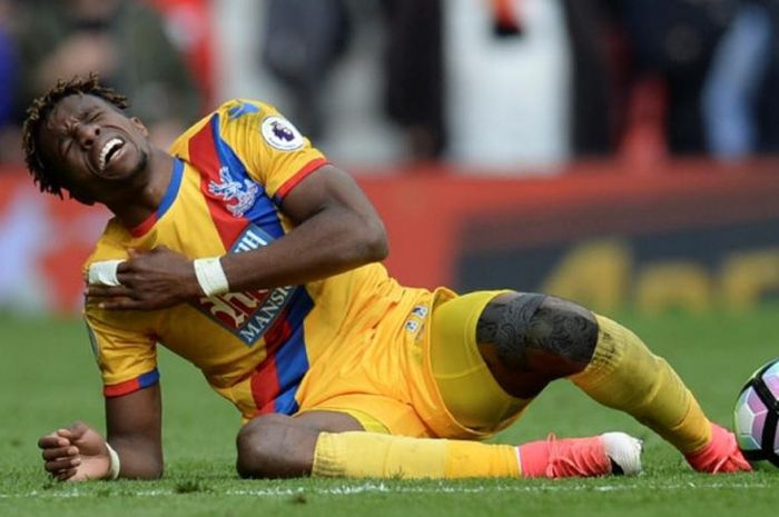 Pemain Crystal Palace, Wilfried Zaha, kesakitan dalam partai Liga Inggris lawan Manchester United di Old Trafford, 21 Mei 2017.