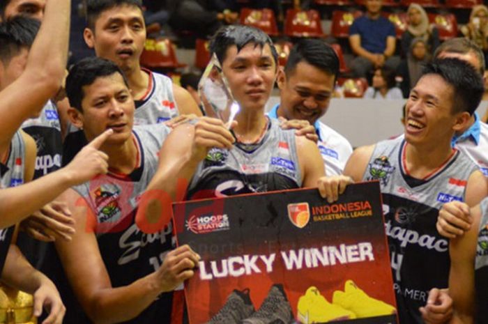 Pemain Stapac Jakarta, Mei Joni (memegang piala), saat menerima penghargaan MVP Turnamen Pramusim IBL 2018 yang digelar di GOR Sritex Arena, Solo.