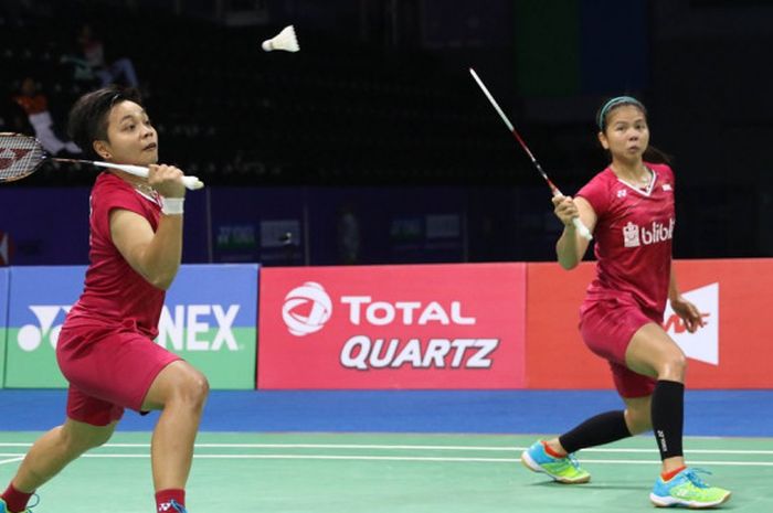 Pasangan ganda putri nasional Indonesia, Greysia Polii (kanan)/Apriyani Rahayu, saat melakoni laga melawan Kamilla Rytter Juhl/Christina Pedersen (Denmark) pada semifinal India Terbuka 2018 yang digelar di Siri Fort Indoor Stadium, New Delhi, India, Sabtu (3/2/2018).