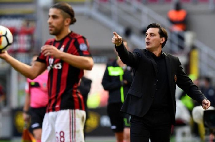 Pelatih AC Milan, Vincenzo Montella (kanan), memberikan instruksi kepada pemain dalam partai Liga Italia lawan Udinese di San Siro, Milan, 17 September 2017.