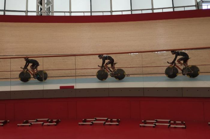 Para atlet balap sepeda Malaysia sedang menjalani latihan di Jakarta International Velodrome, Rawamangun, Jakarta Timur, Senin (7/1/2019).