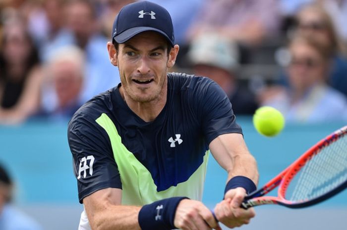 Petenis Britania Raya, Andy Murray, mengembalikan bola pukulan lawannya, Nick Kyrgios (Australia), p