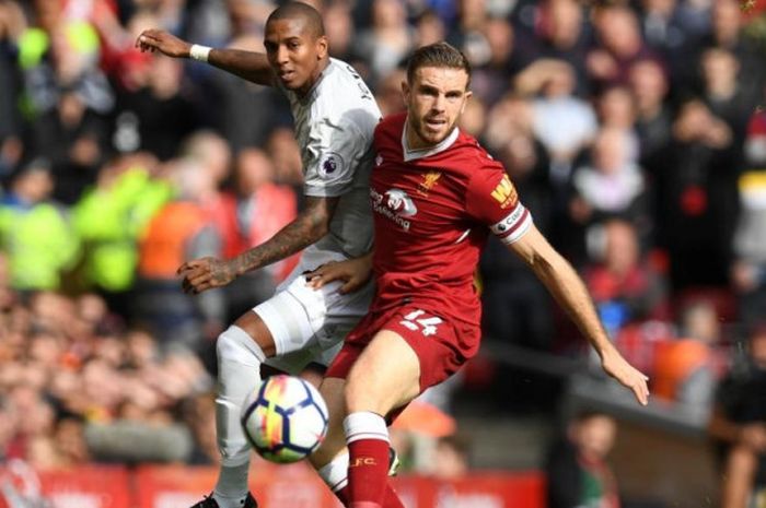 Jordan Henderson (depan) dan Ashley Young berebut bola dalam partai Liga Inggris antara Liverpool lawan Manchester United di Anfield, 14 Oktober 2017.