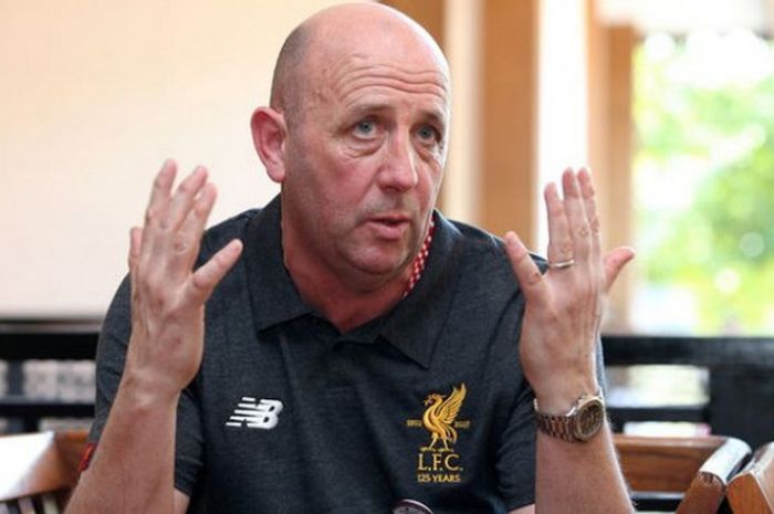 Legenda sepak bola Liverpool FC, Gary McAllister, mengunjungi Kampung Budaya Betawi, Setu Babakan, Jakarta Selatan, dalam rangkaian LFC World Tour, Jumat (9/3/2018).