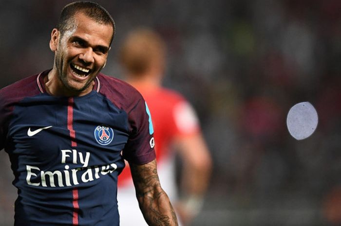 Ekspresi kegembiraan bek sayap Paris Saint-Germain, Dani Alves, setelah sukses mencetak gol ke gawang AS Monaco dalam pertandingan Piala Super Prancis di Stadion Grand Stade de Tanger, Tangier, Maroko, pada 29 Juli 2017.