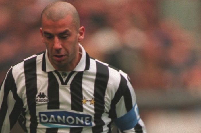 Striker Juventus, Gianluca Vialli, dalam pertandingan Serie A 1994-1995 menghadapi Inter Milan di Stadio Giuseppe Meazza, Milan, Italia, pada 5 Maret 1995.