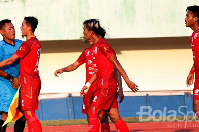 Pemain Persis memprotes asisten wasit yang menganulis gol Bakori Andreas saat menjamu Sragen United dalam laga lanjutan Liga 2 di Stadion Manahan, Solo, Minggu (30/7/2017).