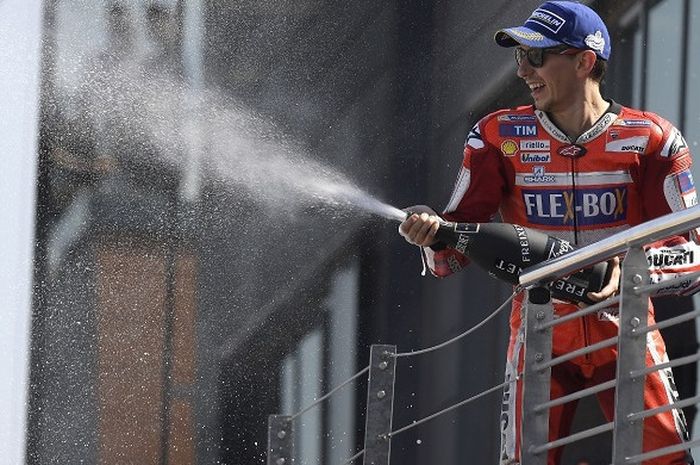 Jorge Lorenzo merayakan raihan podium posisi ketiga MotoGP Aragon, Minggu (24/9/2017).