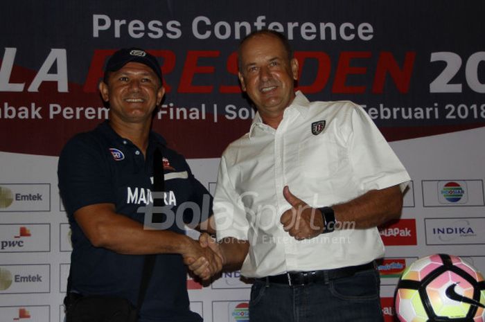 Pelatih Madura United, Gomes de Oliveira dan Asisten Pelatih Bali United, Hans-Peter Schaller saat jumpa pers sebelum laga Bali United Vs Madura United di Hotel Alana, Solo, Jumat  (2/2/2018)