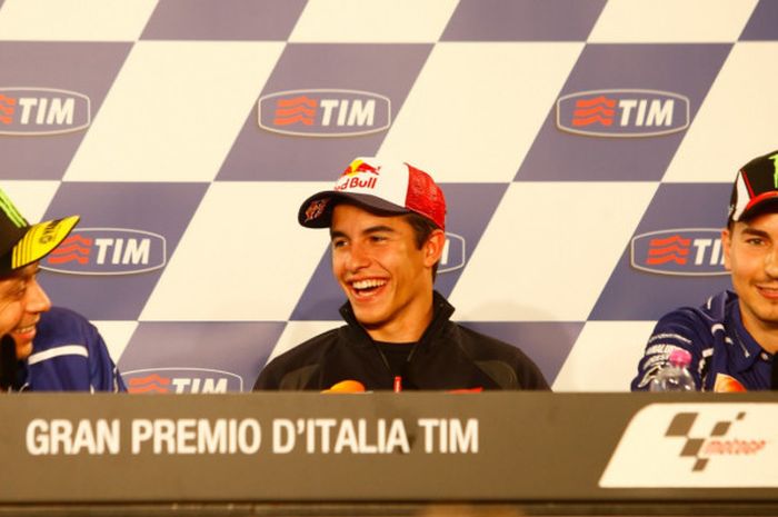  Valentino Rossi, Marc Marquez, dan Jorge Lorenzo saat menghadiri konferensi pers GP Italia pada ajang MotoGP musim 2014. 