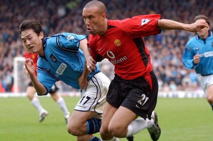 Aksi Mikael Silvestre (kanan) saat Manchester United hadapi Manchester City dalam partai Liga Inggris di Maine Road, Manchester, 9 November 2002.