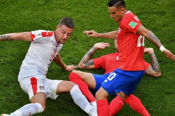 Gelandang Serbia Sergej Milinkovic-Savic berebut bola dengan pemain Kosta Rika David Guzman pada pertandingan Piala Dunia 2018 di Samara Arena, 17 Juni 2018. 