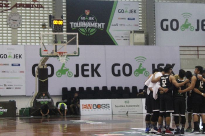 Pemain Garuda Bandung berkumpul di tengah lapangan GOR Sritex Arena, Solo, usai memenangkan laga perdana mereka di Turnamen Pramusim IBL 2018, Minggu (14/10/2018).