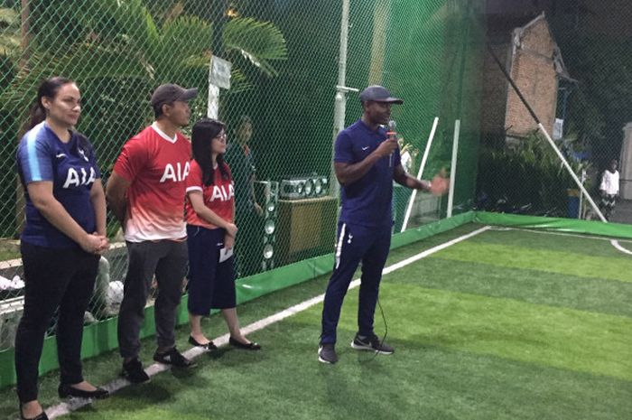 Pelatih internasional Tottenham Hotspur, Anton Blackwood, memberikan pengarahan dalam  coaching clinic tim futsal Kompas Gramedia dengan AIA di lapangan futsal kantor Kompas Gramedia, Palmerah, Jakarta, Rabu (28/11/2018).