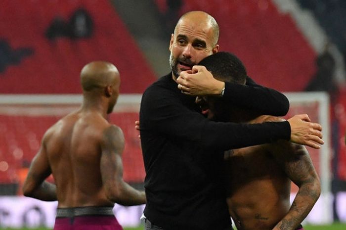 Manajer Manchester City, Pep Guardiola, saat merayakan kemenangan timnya atas Tottenham Hotspur dalam laga Liga Inggris 2017-2018 di Stadion Wembley, London, Inggris, pada Sabtu (14/4/2018)