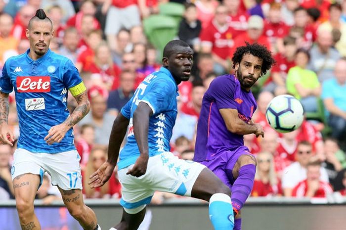 Pemain Liverpool FC, Mohamed Salah (kanan), melepaskan tendangan dalam laga persahabatan kontra Napoli di Stadion Aviva, Dublin, Republik Irlandia pada 4 Agustus 2018.