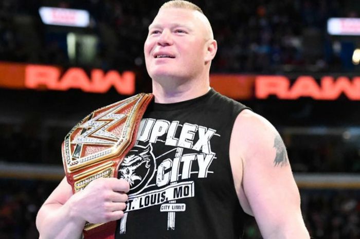 Brock Lesnar saat tampil sebagai pegulat dalam acara RAW produksi dari World Wrestling Entertainment (WWE)