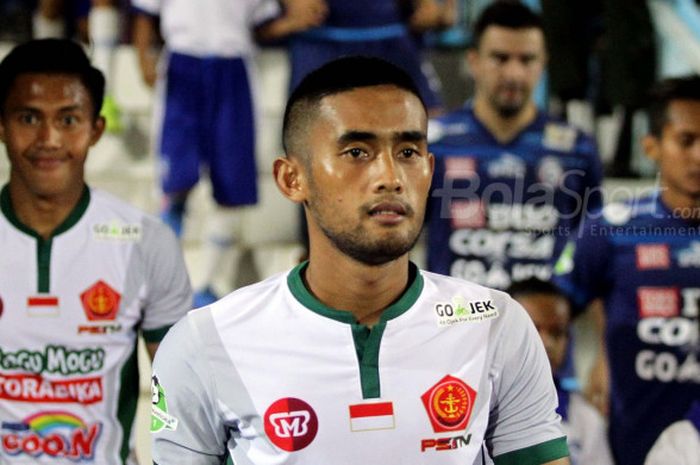 Bek PS TNI, Agil Munawar, saat turun membela timnya menghadapi Arema FC, Sabtu (14/10/2017)