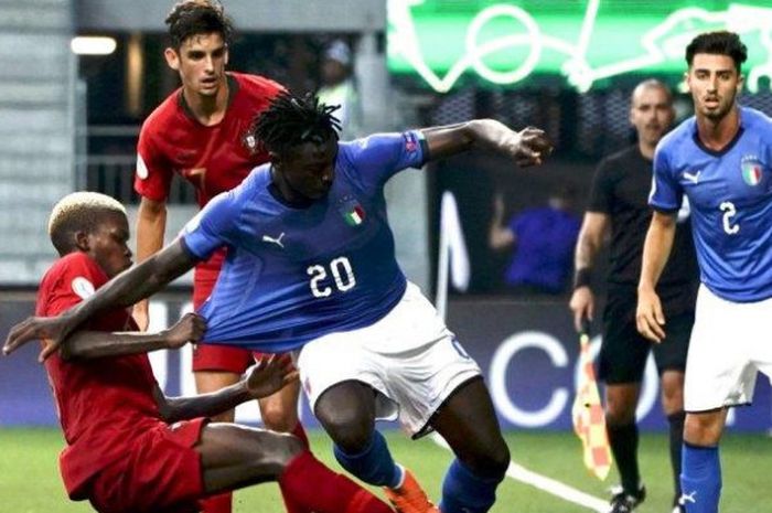 Aksi Moise Kean (20) berjibaku menghindari tekel pemain lawan dalam partai final Piala Eropa U-19 antara Italia kontra Portugal di Seinajoki, Finlandia, 29 Juli 2018.