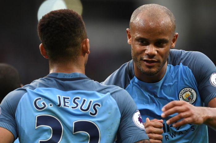 Bek Manchester City, Vincent Kompany, mengucapkan selamat kepada Gabriel Jesus yang mencetak gol ke gawang West Bromwich Albion dalam laga Liga Inggris di Stadion Etihad, Manchester pada 16 Mei 2017.