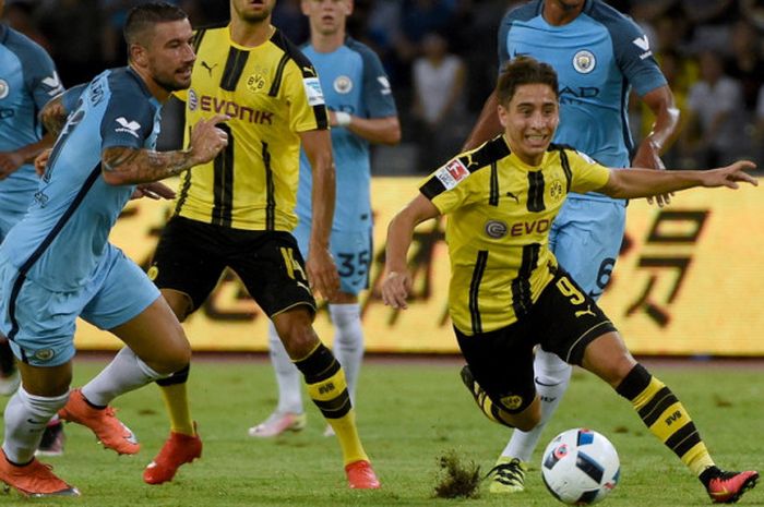 Aksi gelandang muda Borussia Dortmund, Emre Mor (kanan), berduel dengan bek Manchester City, Aleksandar Kolarov, dalam laga pramusim 2016-2017 bertajuk International Champions Cup 2016 di Shenzhen, China, pada 28 Juli 2016. 