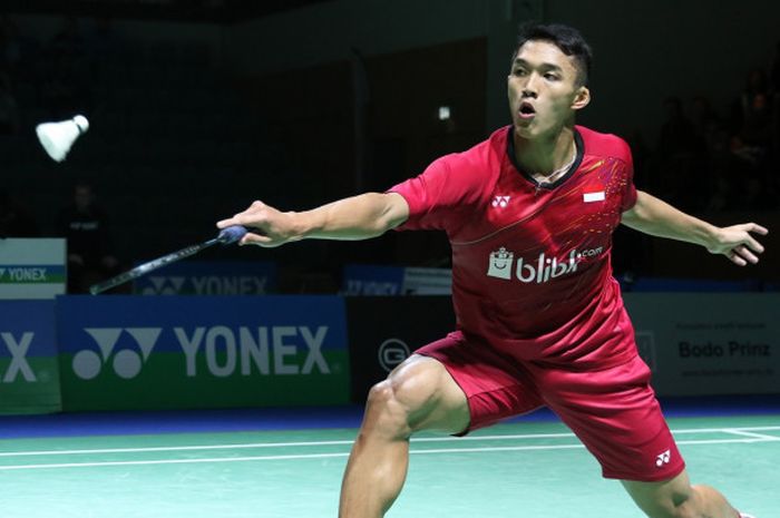 Pebulu tangkis tunggal putra nasional, Jonatan Christie, mengembalikan shuttlecock dari lawannya, Kenta Nishimoto (Jepang), pada laga perempat final turnamen Jerman Terbuka 2018 yang berlangsung di Innogy Sporthalle, Mulheim an der Ruhr, Jerman, Jumat (9/3/2018).