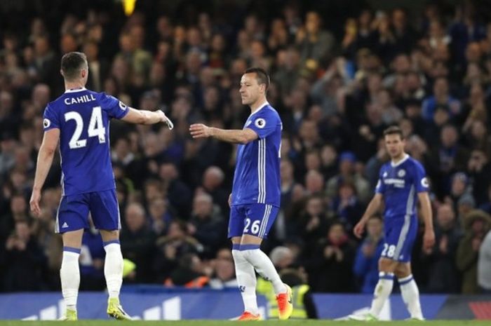 Bek Chelsea, Gary Cahill, memberikan ban kapten kepada John Terry dalam laga Premier League kontra Middlesbrough di Stadion Stamford Bridge, London, Inggris, pada 8 Mei 2017.