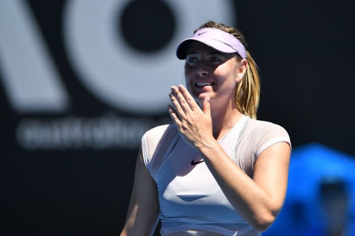  Petenis tunggal putri Rusia, Maria Sharapova, melakukan selebrasi seusai mengalahkan Anastasija Sevastova (Latvia) pada babak kedua turnamen Australia Terbuka 2018 di Melbourne Park, Kamis (18/1). 