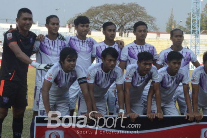     Skuat Persita Tangerang saat melawan Persis Solo pada pekan ke-11 Liga 2 2018 di Stadion Wilis, Madiun, Senin (30/7/2018)    