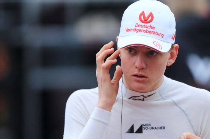 Pebalap Prema Powerteam asal Jerman, Mick Schumacher, tengah bersiap untuk menjalani kompetisi pada 