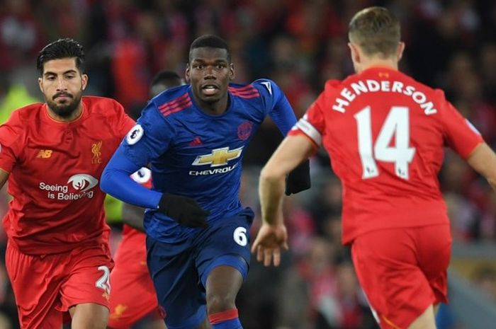 Gelandang Manchester United, Paul Pogba, (tengah) berduel melawan pemain Liverpool, Jordan Henderson dan Emre Can (kiri), di Stadion Anfield (17/10/2016).