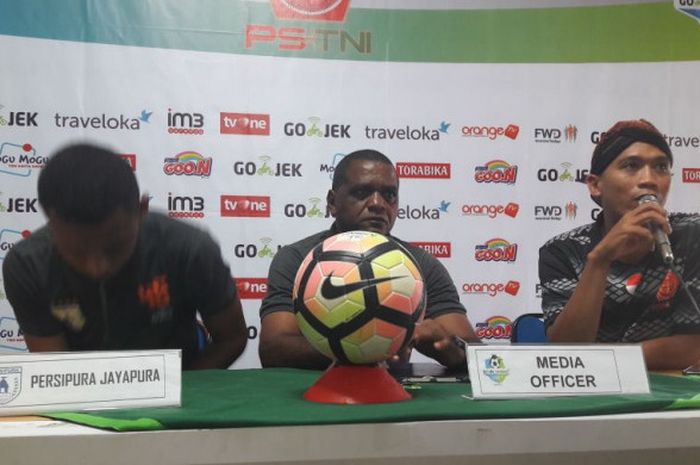 Pelatih Persipura Jayapura, Wanderley Junior, memberikan keterangan kepada media jelang melawan PS TNI. 