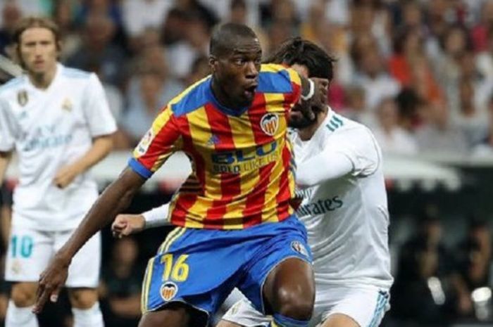 Gelandang baru Valencia, Geoffrey Kondogbia, tampil melawan Real Madrid, Senin (28/8/2017). Kondogbia berhasil mencetak satu gol pada laga yang dihelat di Stadion Bernabeu itu.