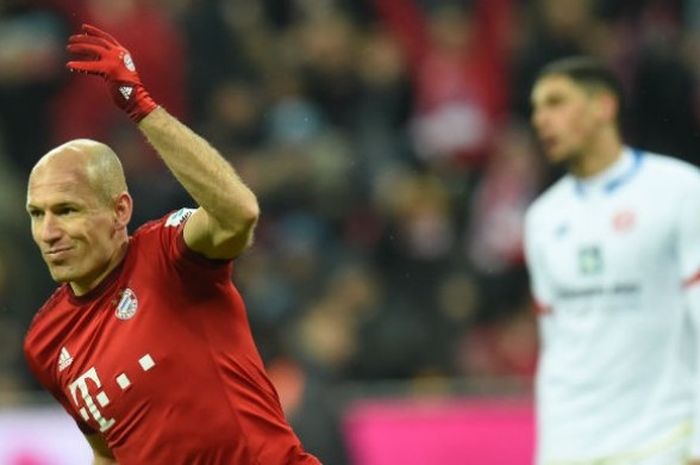 Gelandang Bayern Muenchen, Arjen Robben, merayakan golnya ke gawang Mainz 05 dalam pertandingan di Stadion Allianz Arena, Rabu (2/3/2016) malam atau Kamis (3/3/2016) dini hari WIB. 