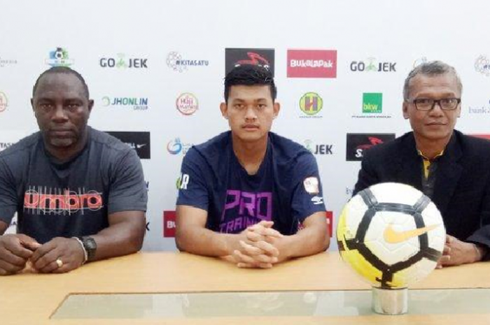 Kiper timnas U-19 Indonesia, Muhammad Riyandi (tengah) bersama pelatih Barito Putera, Jacksen F Tiago (kiri) saat konferensi pers jelang derbi Kalimantan antara Barito Putera melawan Mitra Kukar pada pekan ke-31 Liga 1 2018.