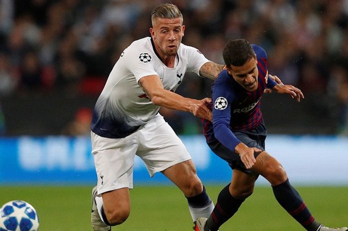 Gelandang FC Barcelona, Philippe Coutinho (kanan), berduel dengan bek Tottenham Hotspur, Toby Alderweireld, dalam laga Grup B Liga Champions di Stadion Wembley, London, Inggris pada 3 Oktober 2018.