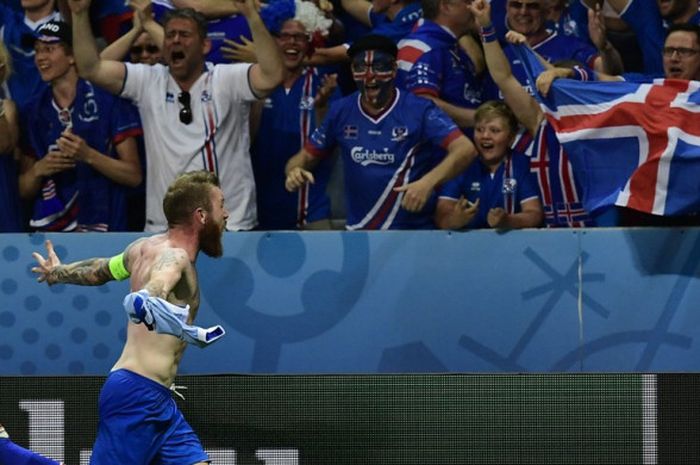 Gelandang Islandia, Aron Gunnarsson, merayakan kemenangan timnya atas Inggris dalam laga babak 16 besar Piala Eropa 2016 di Stadion Allianz Riviera, Nice, Prancis, pada 27 Juni 2016.