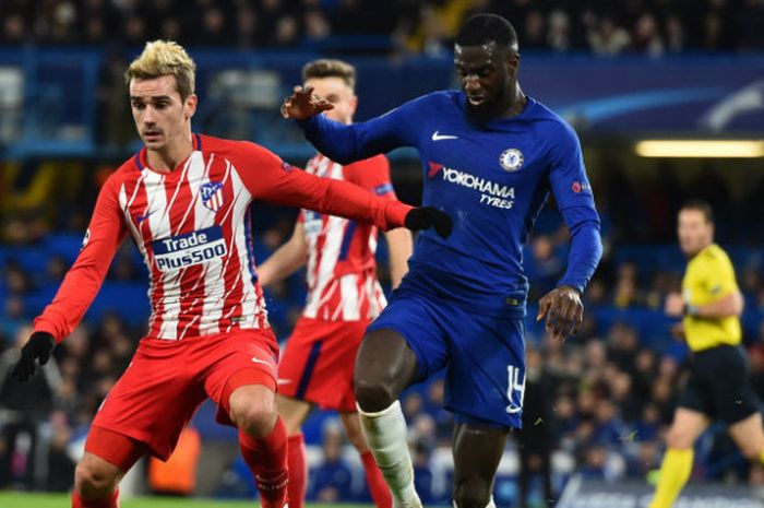 Pemain Chelsea, Tiemoue Bakayoko (kanan), saat menghadapi Atletico Madrid di Stamford Bridge pada Selasa (5/12/2017)