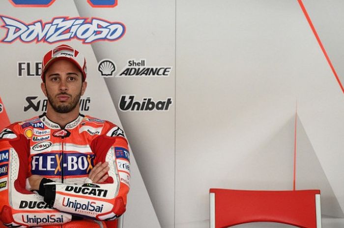 Pebalap Ducati Team, Andrea Dovizioso, berada di area paddock jelang latihan bebas MotoGP Malaysia di Sirkuit Sepang, Jumat (27/10/2017).