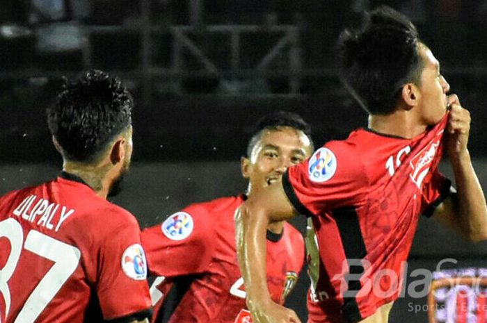    Pemain Bali United, Hanis Saghara (depan/19) berlari merayakan golnya di menit 90+2 yang dicetak ke gawang Tampines Rovers.   