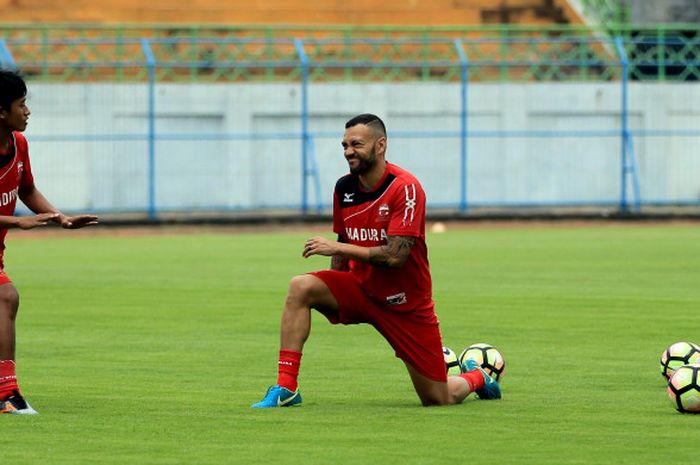 Winger Bayu Gatra dan striker Marcel Sacramento (kanan) berbincang di sela latihan Madura United.