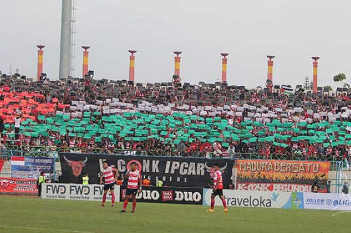 Para suporter Madura United yang setia menyaksikan laga terakhir putaran pertama Kompetisi Liga 1 Go-Jek Traveloka, Sabtu (29/07/2017) petang di Stadion Gelora Bangkalan, saat Madura United menang menang 1-0 atas PSM Makassar, sempat mengusung pesan perdamaian buat Palestina dan indahnya hidup dalam damai sekaligus menikmati santapan Quick Chicken yang tersedia di sekitar stadion. Lega, karena Madura United menutup laga putaran pertama dengan kemenangan