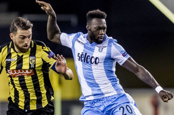 Striker Lazio, Felipe Caicedo (kanan), saat mengendalikan bola dari incaran pemain Vitesse, Guram Kashia, dalam pertandingan Grup K Liga Europa 2017-2018 di Stadion GelreDome, Arnhem, Belanda, pada 14 September 2017.