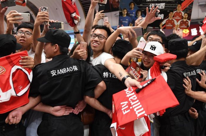 Penggemar Arsenal Memadati Bandara Internasional Ibu Kota Beijing